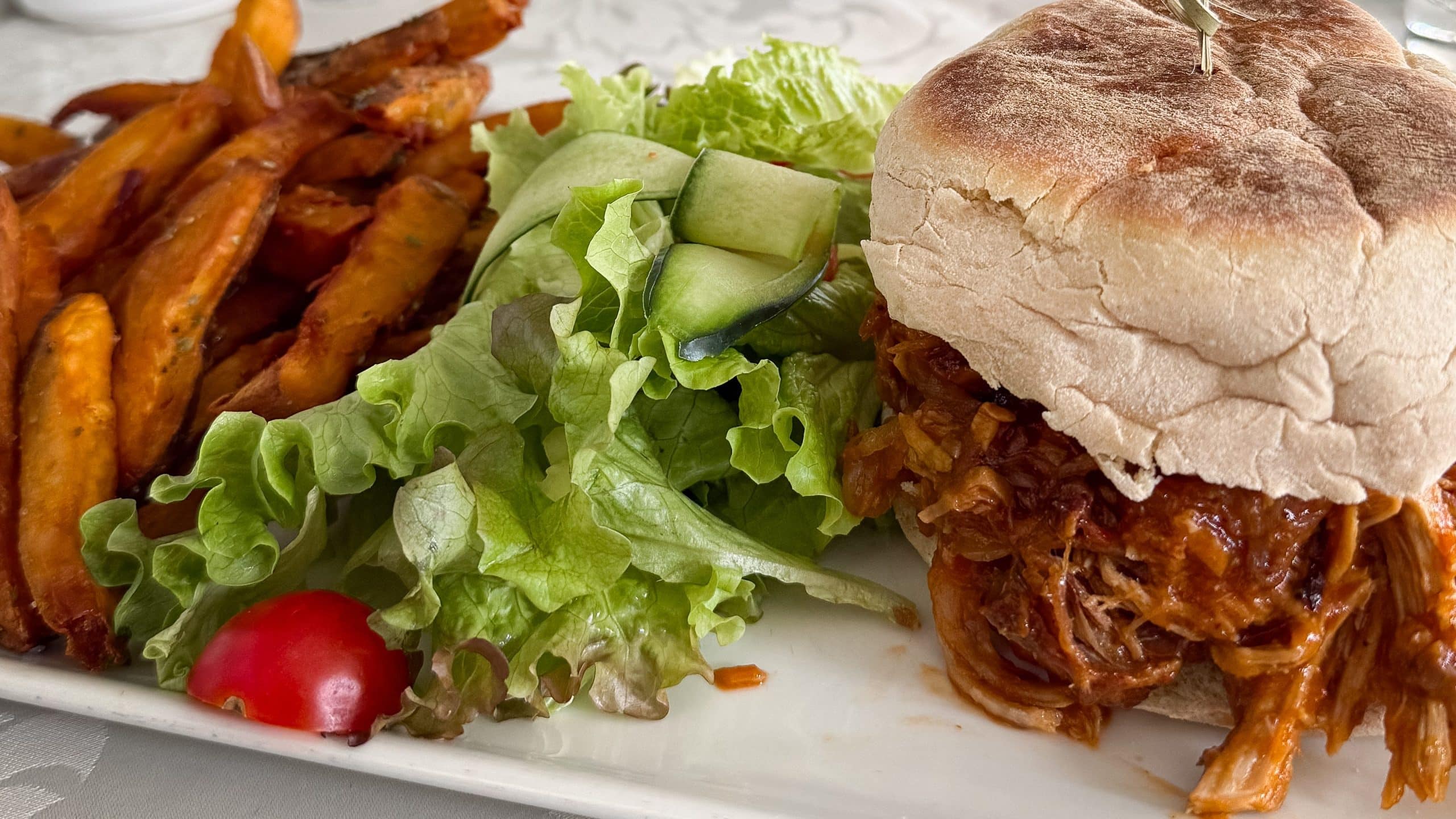 Burger z szarpaną wieprzowiną w bolo do caco w Why not?