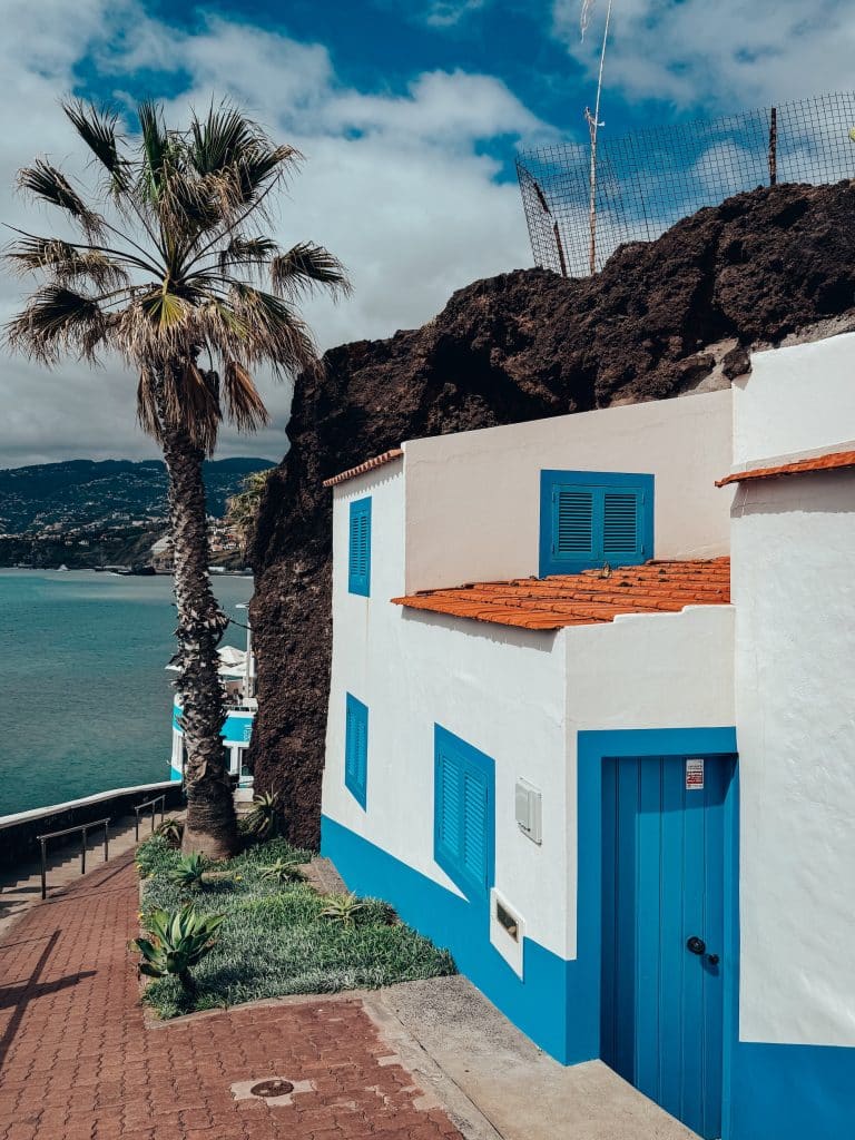 Biało-niebieski domek przy nadmorskiej promenadzie w Funchal
