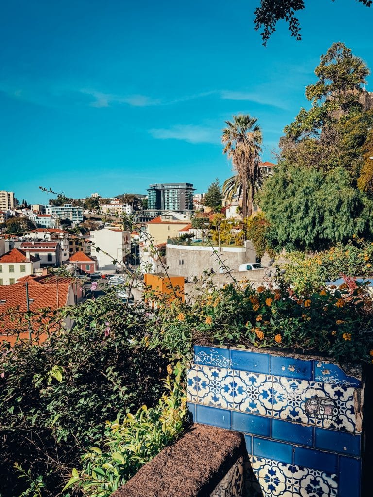 Ławka z azulejos na punkcie widokowym Quinta das Cruzes w Funchal