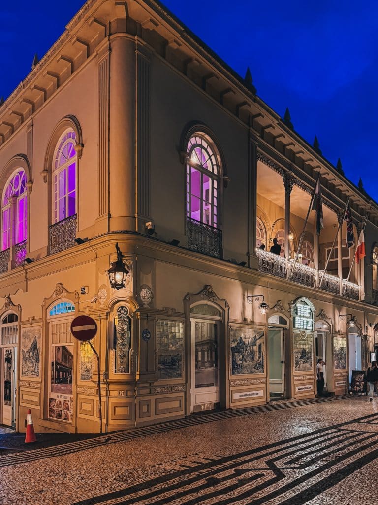 Zabytkowy budynek z arkadami w centrum Funchal o zmierzchu