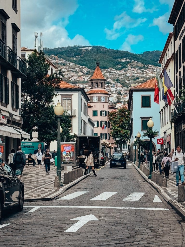 Ulica w centrum Funchal z widokiem na zbocza nad miastem