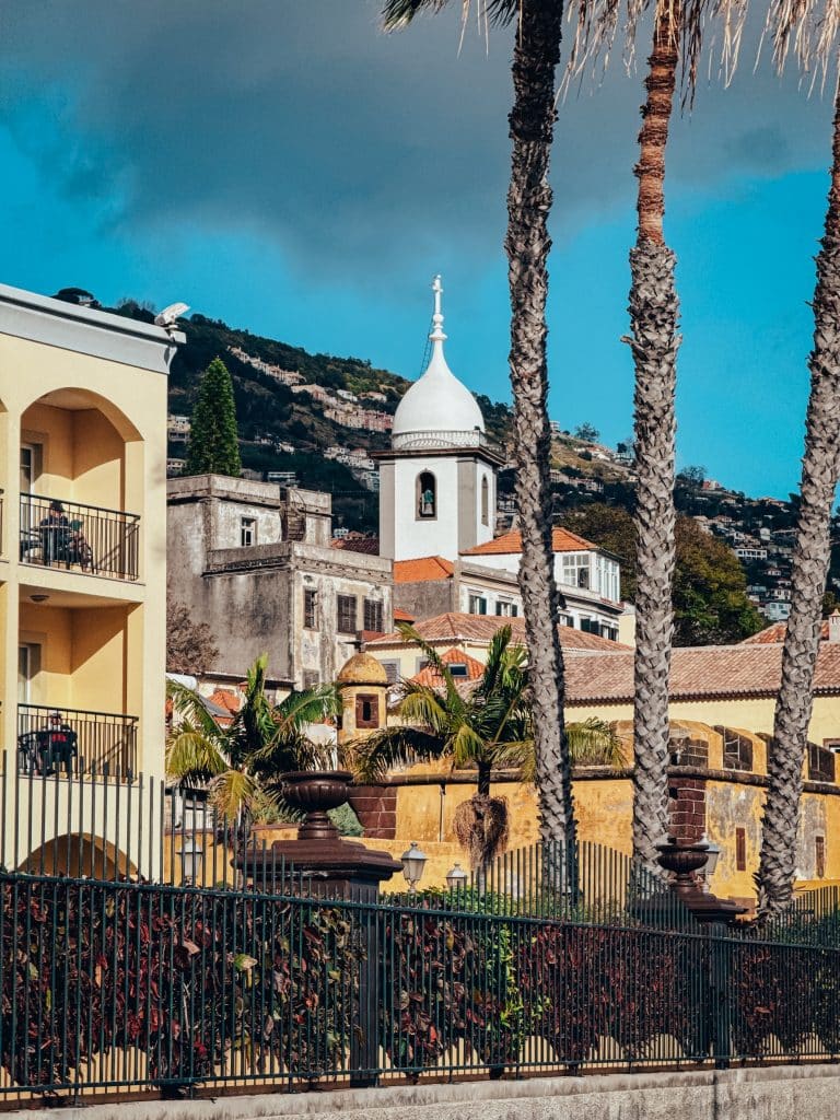 Wieża kościoła Socorro nad starym miastem Funchal