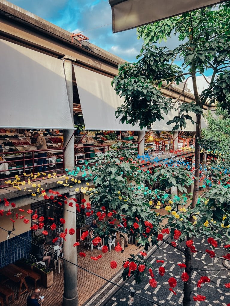 Dziedziniec targu Mercado dos Lavradores ozdobiony kwiatami
