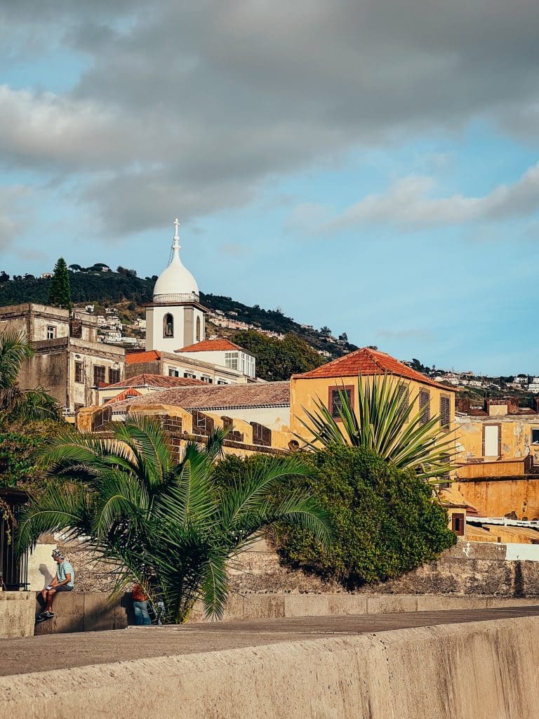 Stare miasto Funchal z wieżą kościoła Socorro