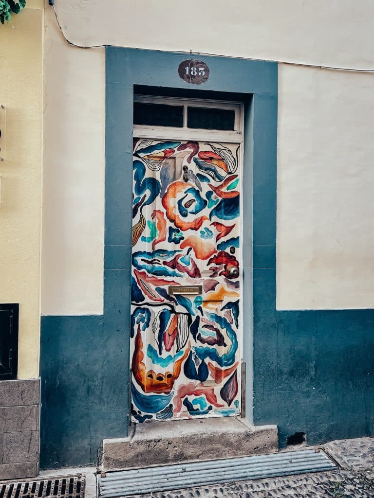 Malowane drzwi przy Rua de Santa Maria w Funchal