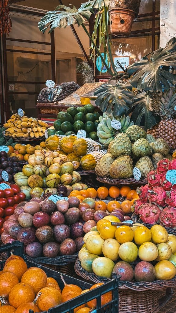 Stoisko z owocami egzotycznymi na targu Mercado dos Lavradores