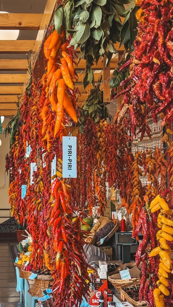 Pęki papryczek piri-piri na targu w Funchal
