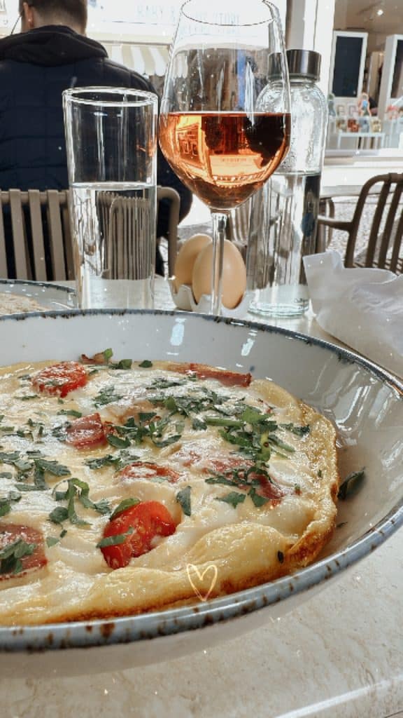 Omlet z pomidorami w Brunchology w Funchal