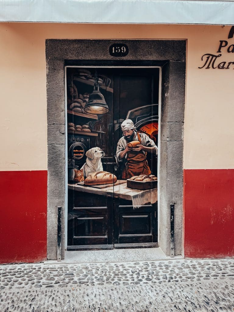 Malowane drzwi przy Rua de Santa Maria w Funchal