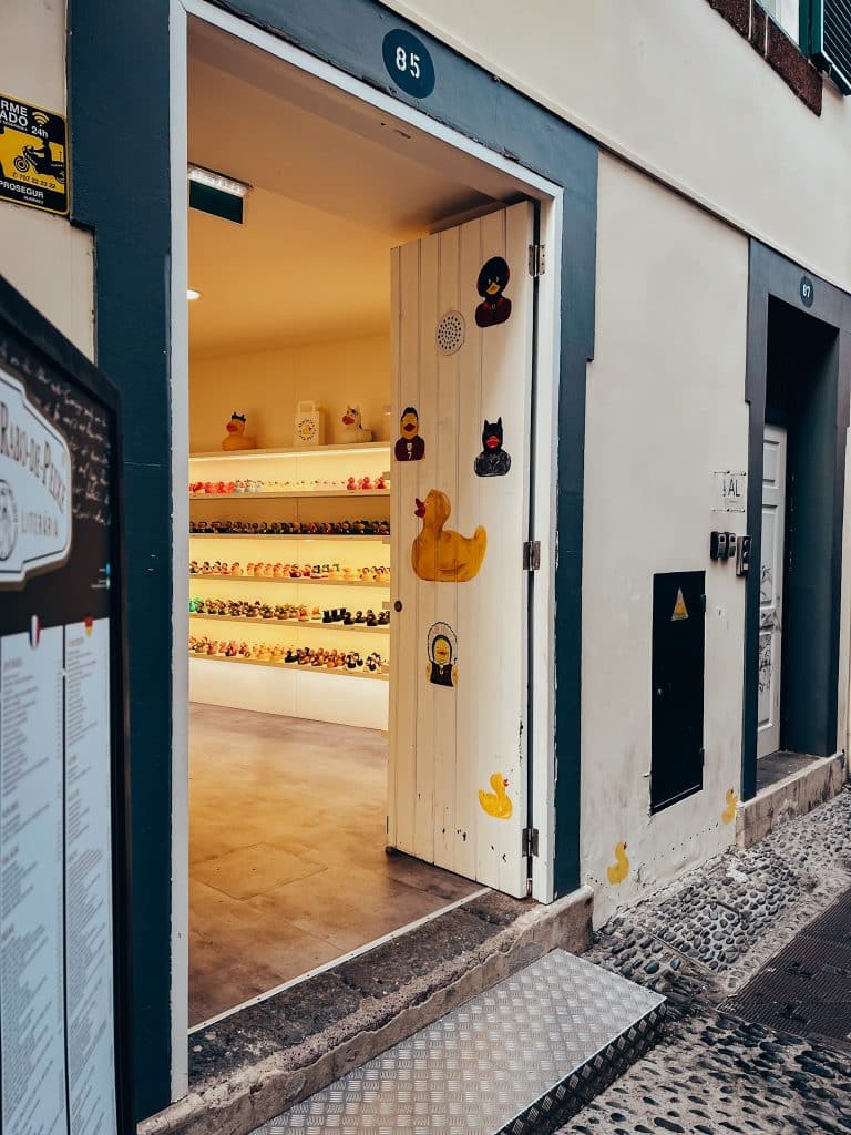 Malowane drzwi przy Rua de Santa Maria w Funchal