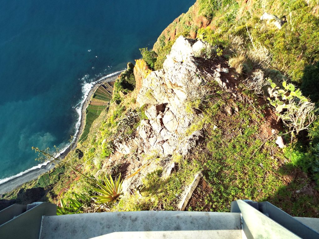 Ściana klifu Cabo Girão i ocean widziane z krawędzi platformy