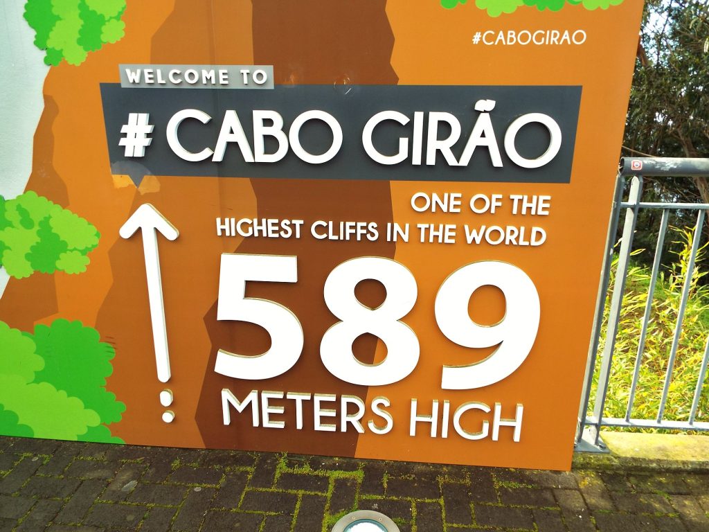 Tablica Welcome to Cabo Girão z napisem 589 meters high