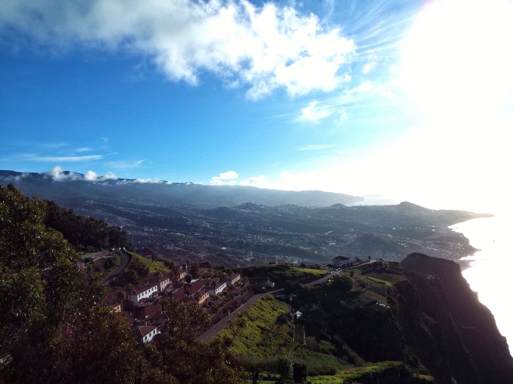 Widok z Cabo Girão na południowe wybrzeże Madery w stronę Funchal