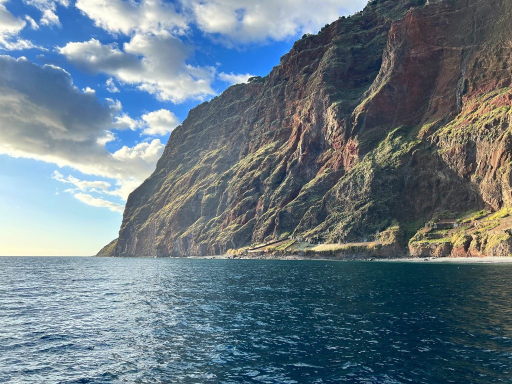 Klif Cabo Girão widziany z oceanu