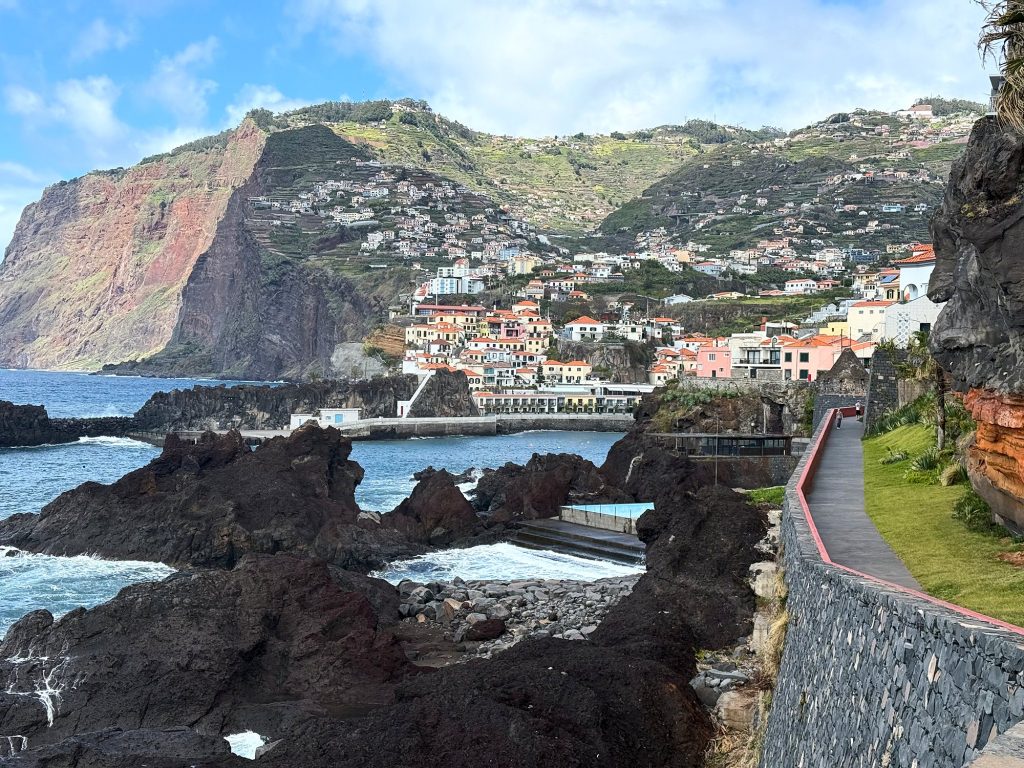 Klif Cabo Girão widziany z promenady w Câmara de Lobos