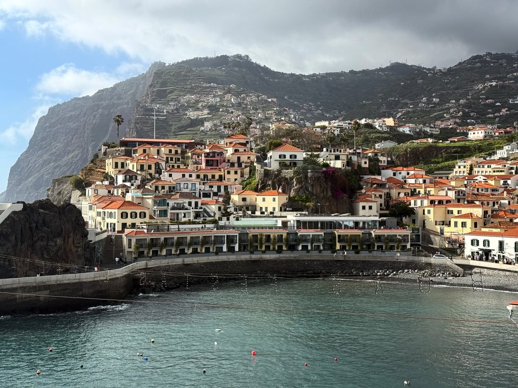 Zatoka Câmara de Lobos z klifem Cabo Girão pod chmurami
