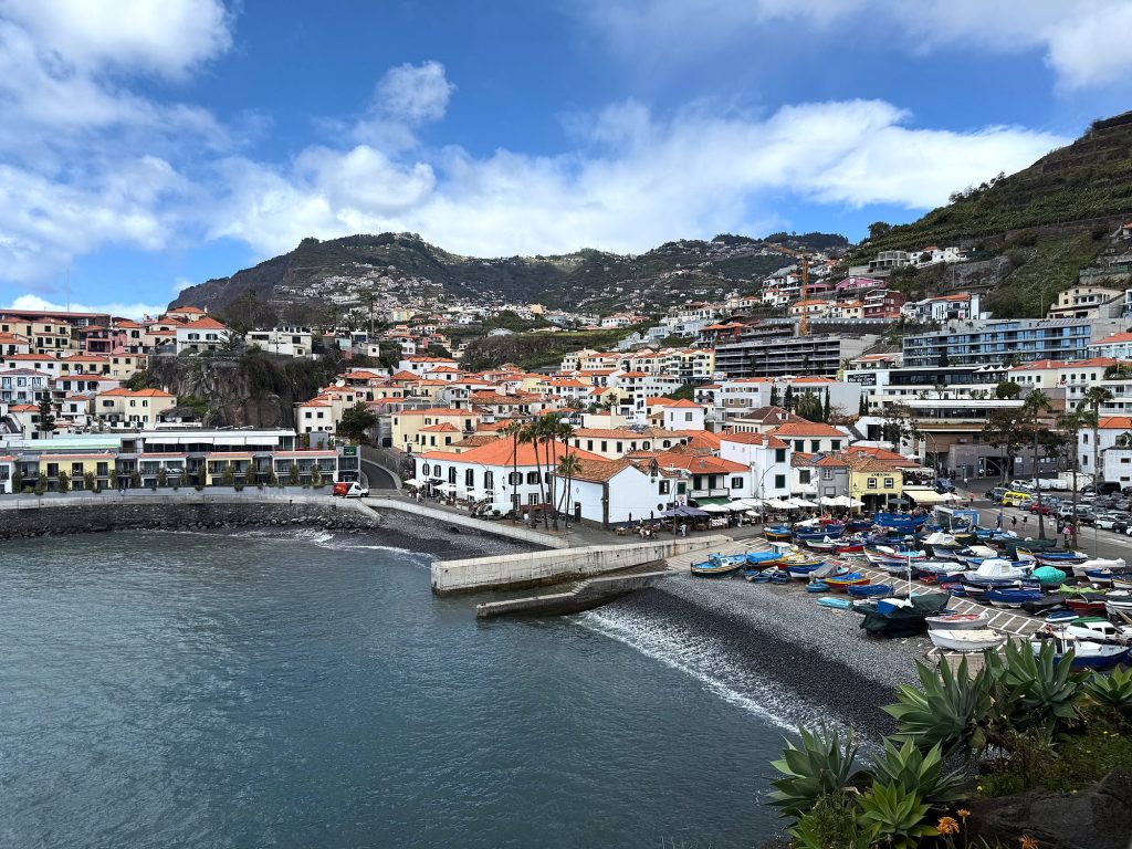 Port i zabudowa Câmara de Lobos nad zatoką