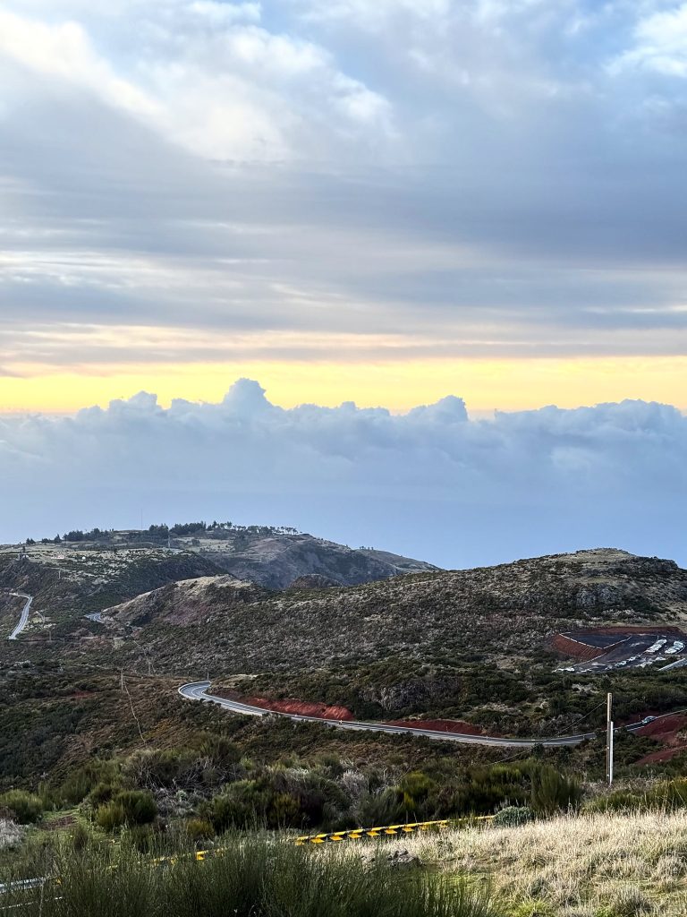 Kręta droga na Pico do Arieiro przez płaskowyż, w tle morze chmur