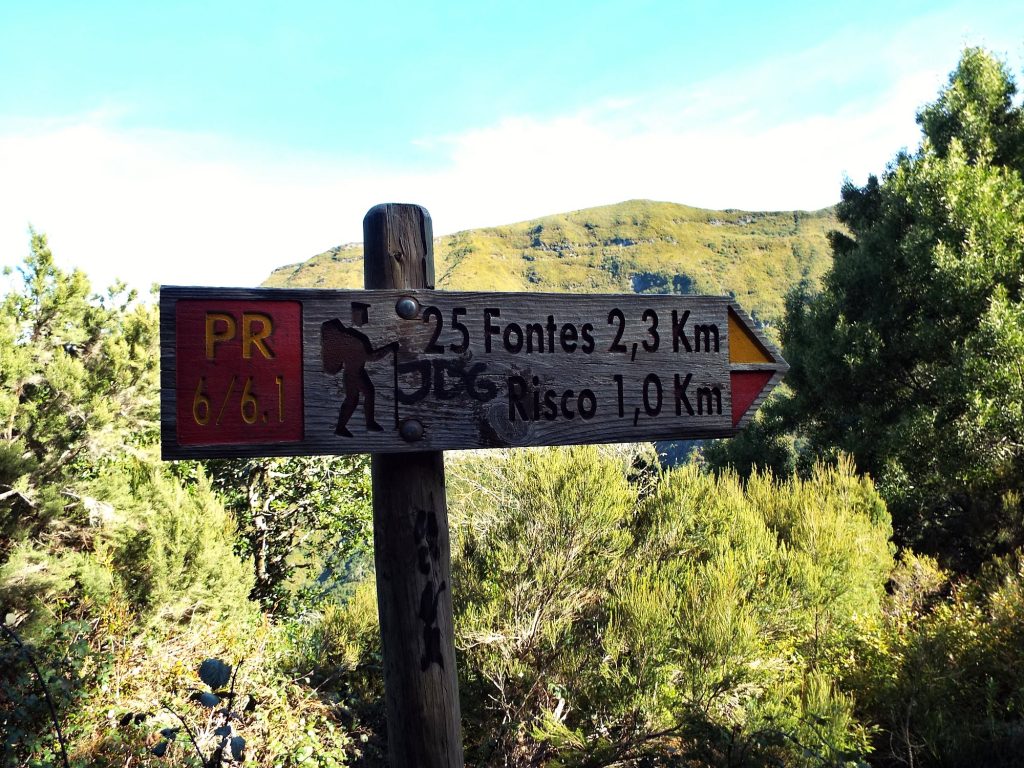 Drogowskaz na szlaku: 25 Fontes 2,3 km i Risco 1,0 km