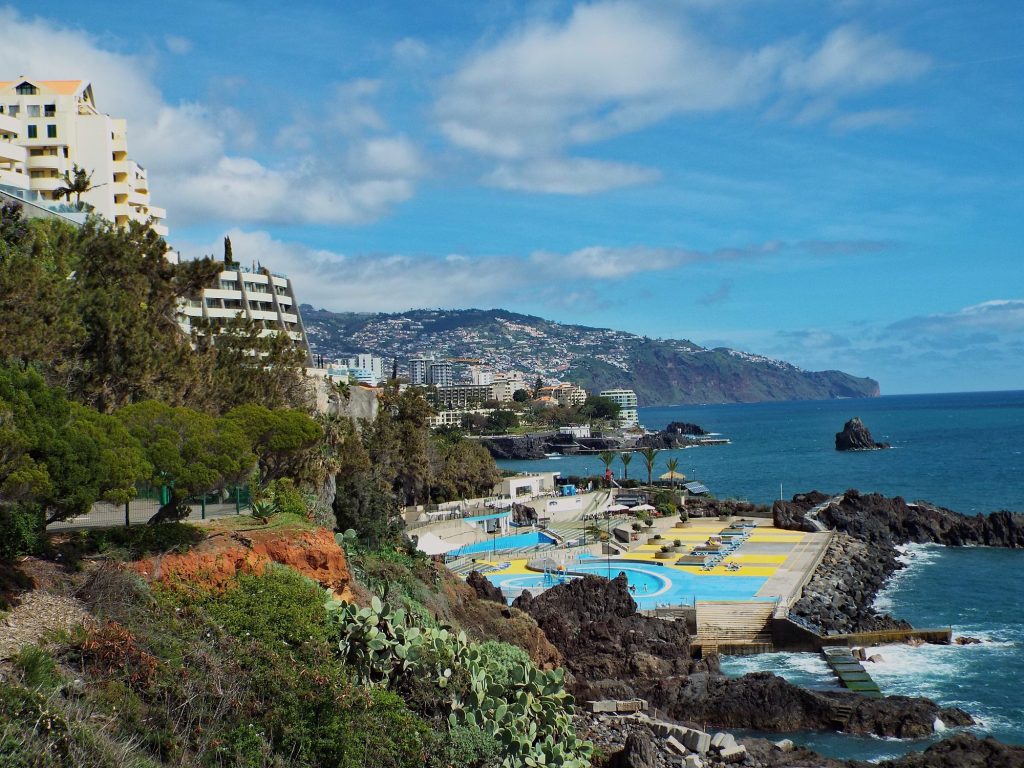Baseny i hotele w dzielnicy Lido w Funchal, w tle wybrzeże