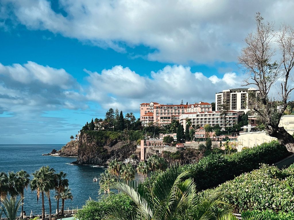 Hotele na klifach nad oceanem w zachodniej części Funchal
