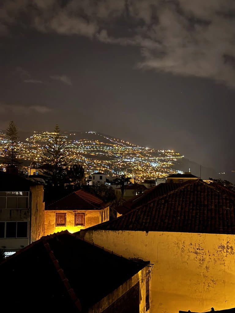 Światła Funchal nocą widziane z tarasu nad dachami