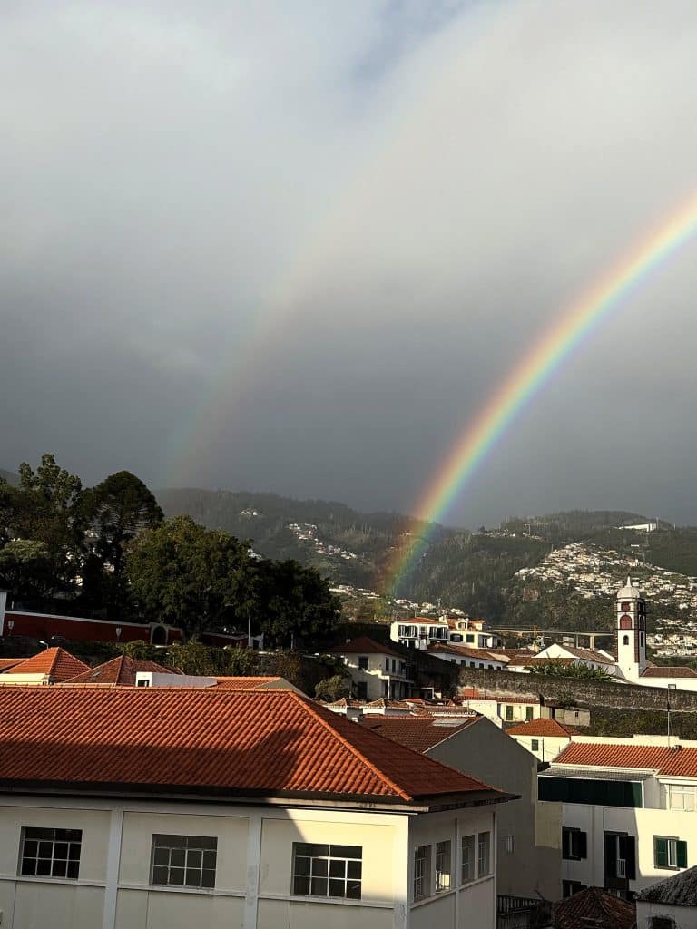 Tęcza nad dachami Funchal