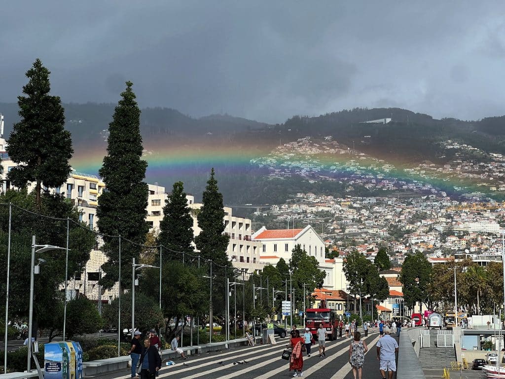 Tęcza nad Funchal widziana z promenady przy porcie