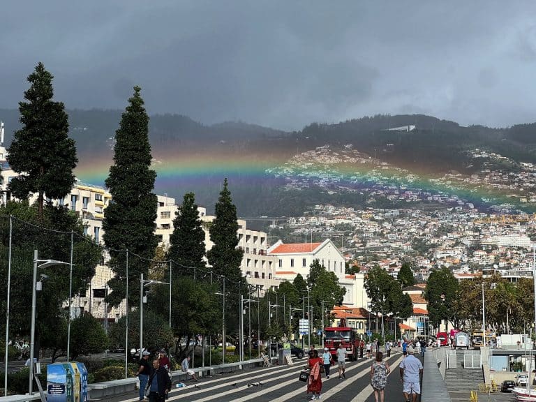 Tęcza nad Funchal widziana z promenady przy porcie