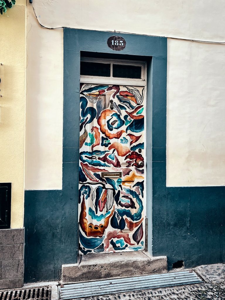 Malowane drzwi w Zona Velha, Starym Mieście w Funchal