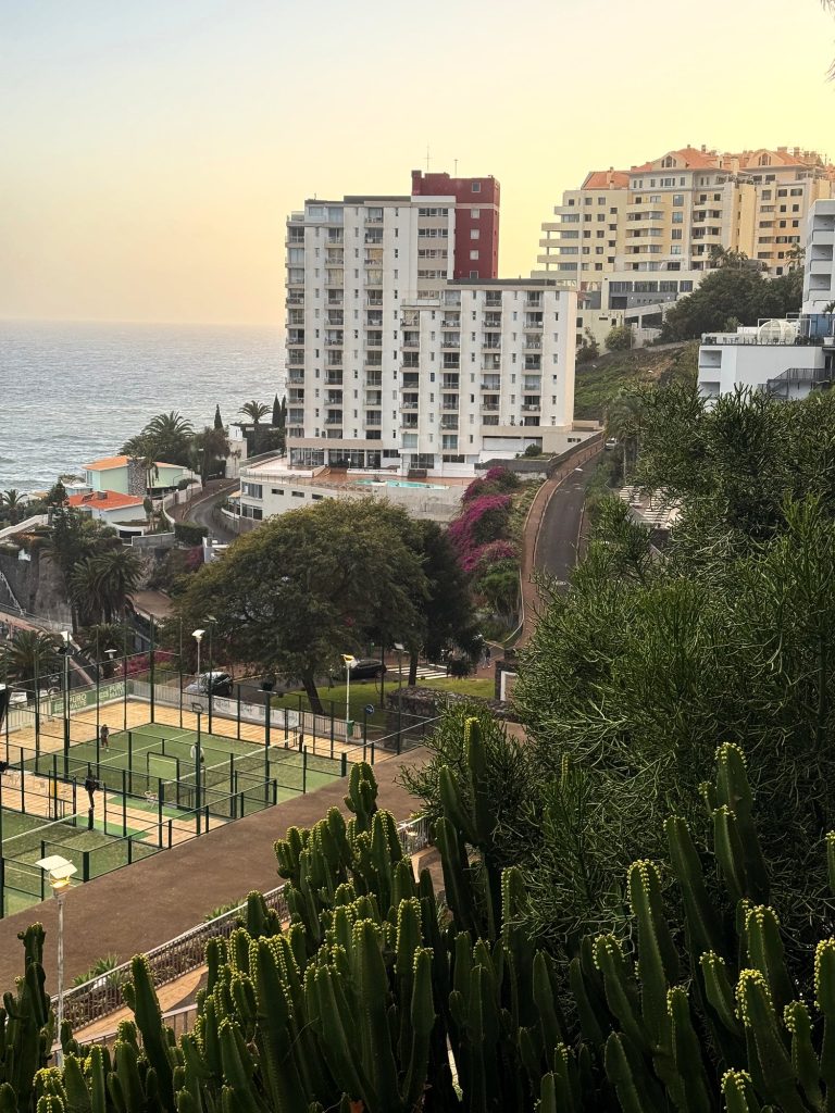 Wysokie hotele dzielnicy Lido, korty i ocean o zachodzie słońca, widok sprzed hotelu Alto Lido