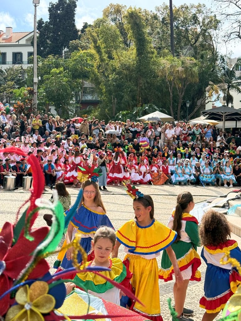 Dzieci w kolorowych karnawałowych strojach w Ogrodzie Miejskim w Funchal