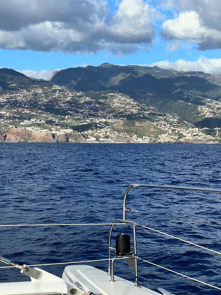 Dziób katamaranu z barierką i widok na Funchal od strony oceanu