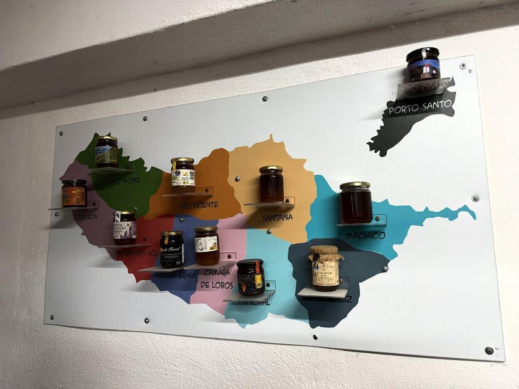 Mapa Madery ze słoikami miodu z różnych gmin w Museu do Mel