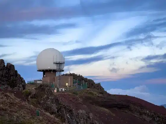 Świt na Pico do Arieiro, biała kopuła radaru na tle chmur
