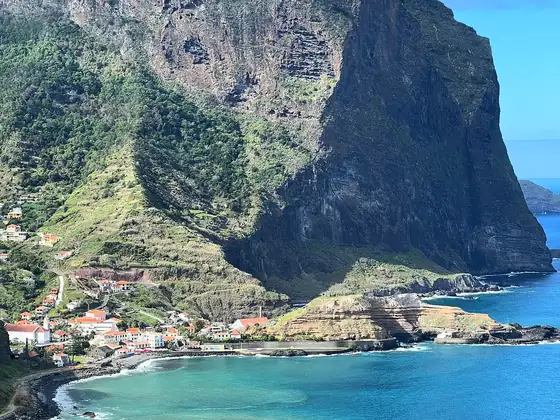 Porto da Cruz u stóp skały Penha d’Águia, zatoka z turkusową wodą