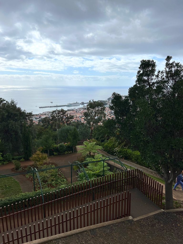 Widok z Ogrodu Botanicznego na zatokę Funchal