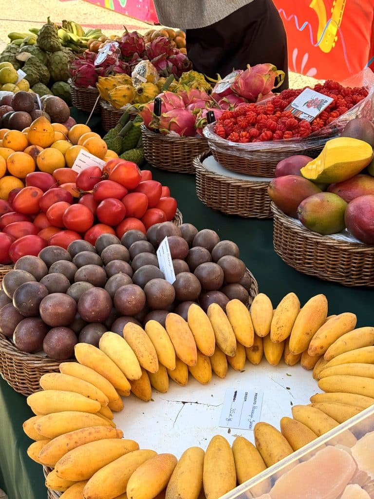 Stragan z marakujami, bananami, mango i pitają w Funchal