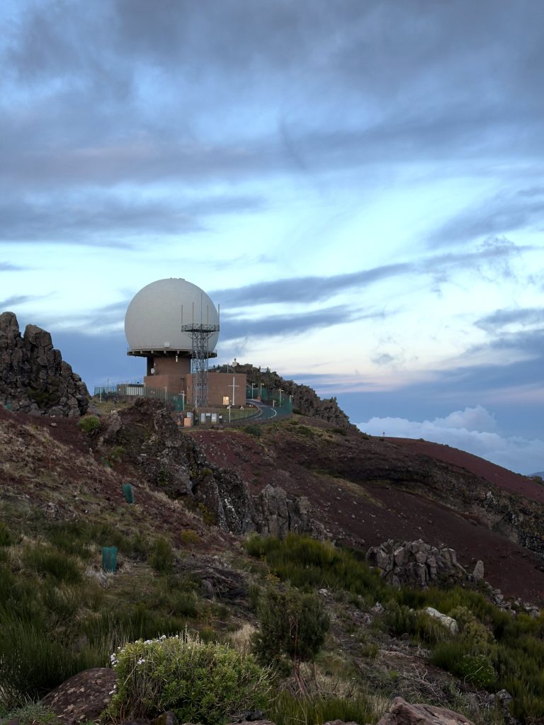 Biała kopuła radaru na szczycie Pico do Arieiro o poranku