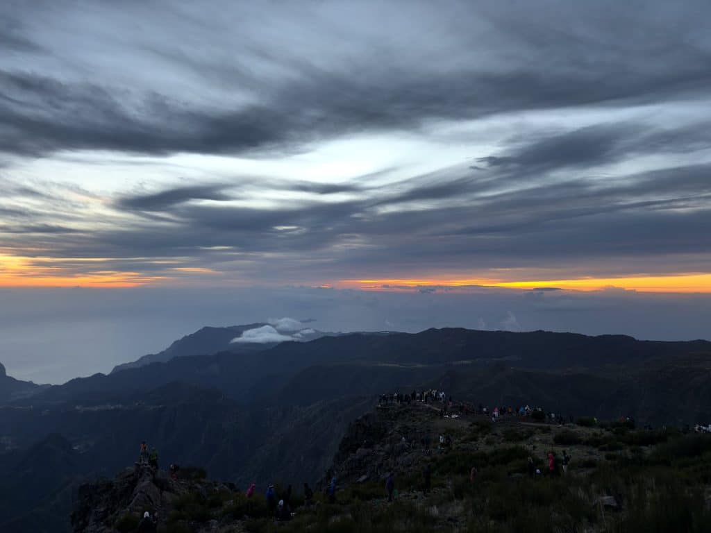 Dramatyczne niebo o świcie nad Pico do Arieiro