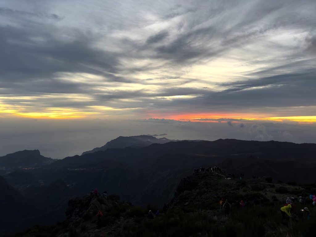 Świt nad chmurami na Pico do Arieiro, pomarańczowy pas światła na horyzoncie