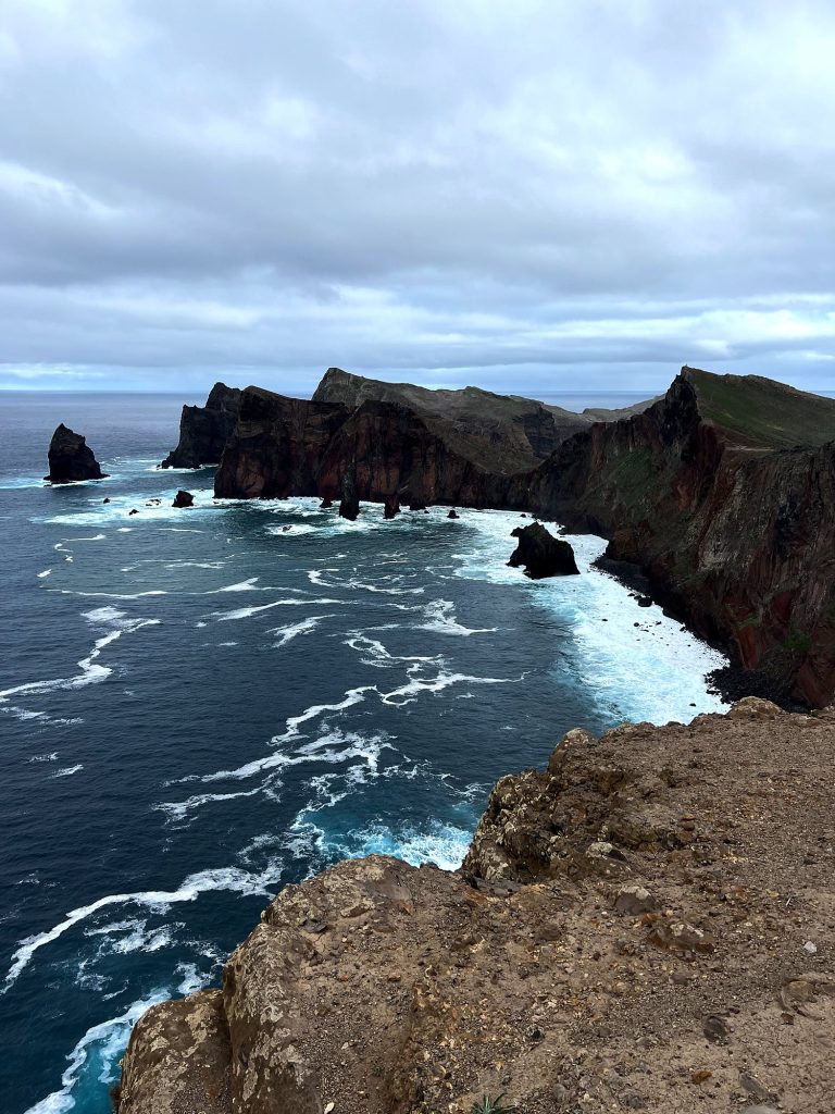 Klify Ponta de São Lourenço i wzburzone morze