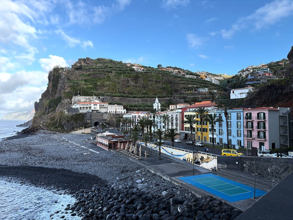 Ponta do Sol: kolorowe domy przy promenadzie pod klifem z tarasami
