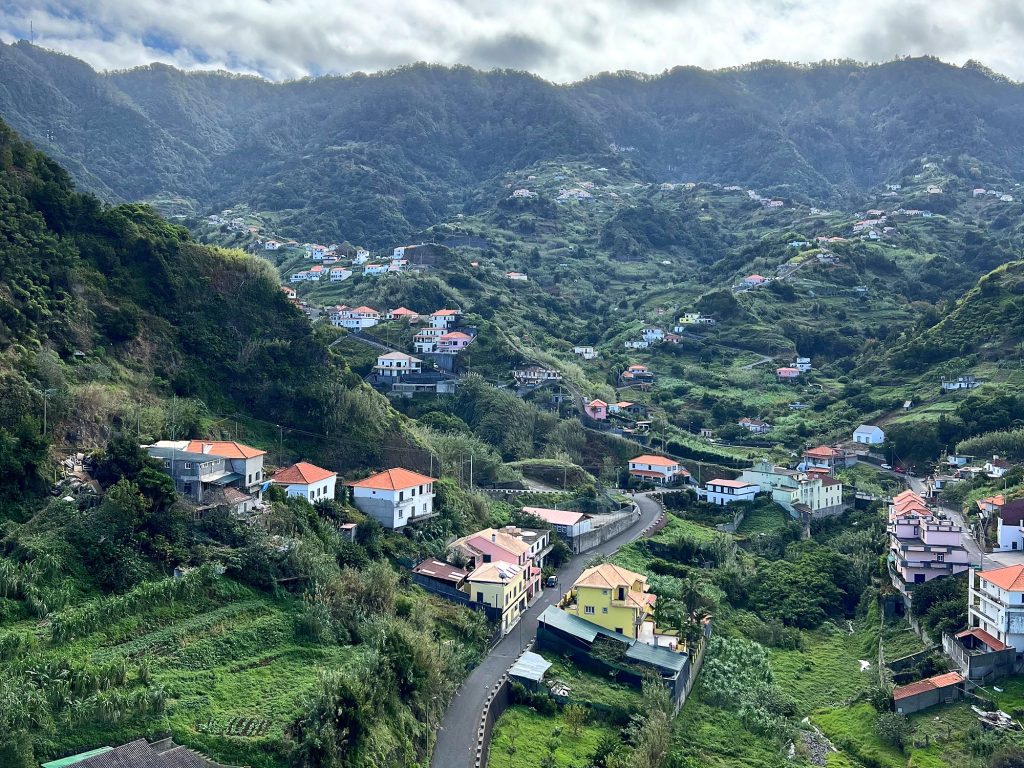 Dolina nad Porto da Cruz z domami i tarasami uprawnymi, w tle góry
