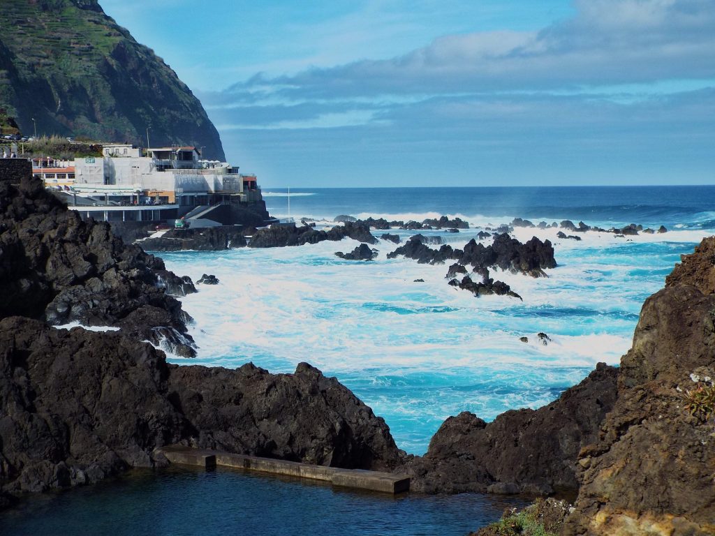 Naturalne baseny w zastygłej lawie i ocean w Porto Moniz