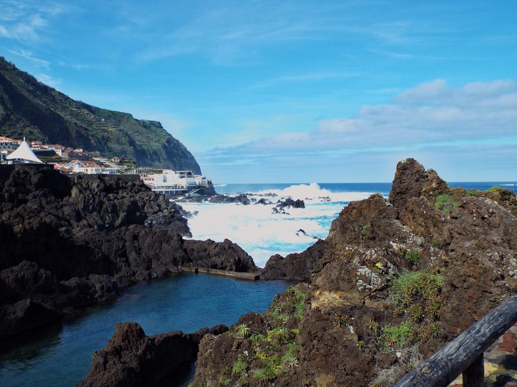 Basen w lawie tuż przy oceanie na wybrzeżu Porto Moniz