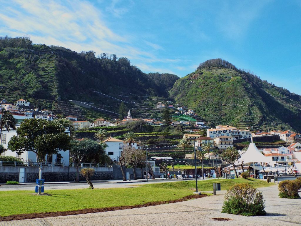 Porto Moniz: miasteczko u stóp zielonych zboczy