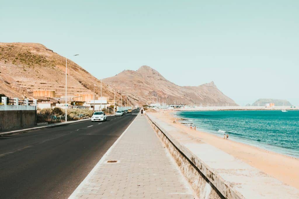 Nadmorska droga i promenada wzdłuż plaży na Porto Santo