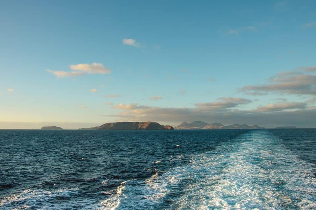 Porto Santo na horyzoncie widziane z pokładu promu