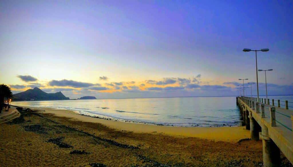 Zachód słońca nad plażą przy molo w Vila Baleira na Porto Santo
